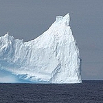 Schwimmender Eisberg im Ozean