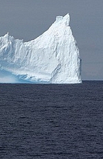 Schwimmender Eisberg im Ozean