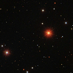 Das Fünffach-Sternsystem 1SWASP J093010.78+533859.5 befindet sich in der Bildmitte.