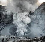 Aschewolke aus dem Krater des Vulkans ‚Aso‘ in Japan